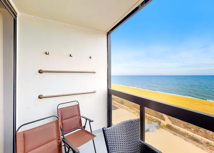 Delightful Well-equipped Beachfront With Balcony Views Pools & Gym Holiday home *