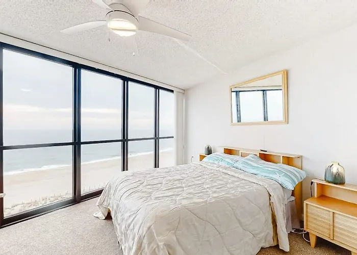 Delightful Well-equipped Beachfront With Balcony Views Pools & Gym *