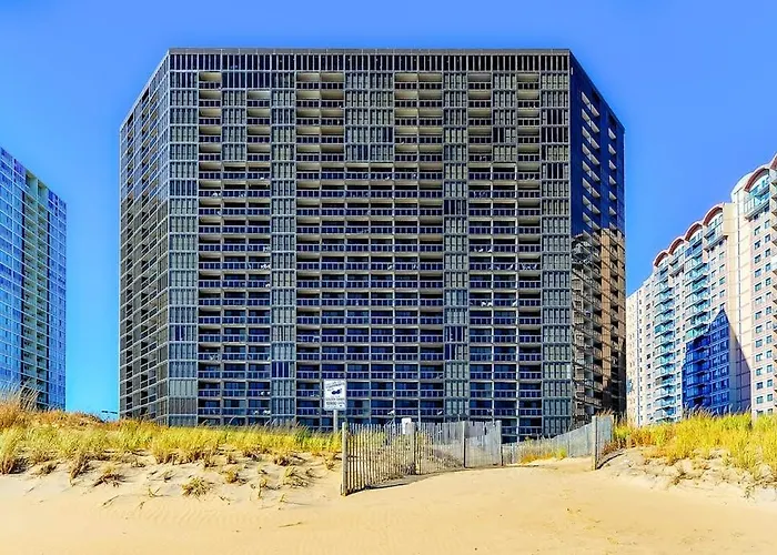 Delightful Well-equipped Beachfront With Balcony Views Pools & Gym *